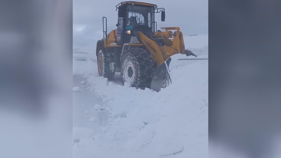 Jak vetar pravi smetove visine nekoliko metara, vozačima se savetuje da ovuda ne kreću na put