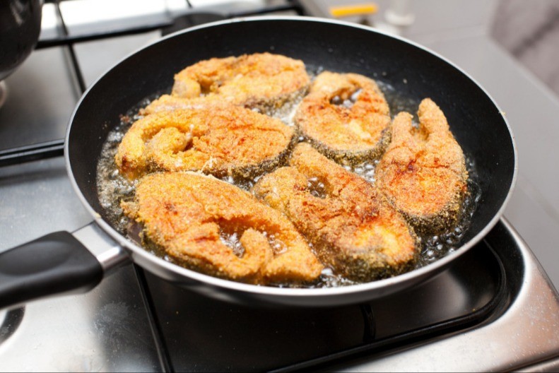 Kako pržiti ribu a da ne zamirišete celu kuću? 