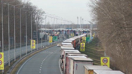 Kamioni na izlazu iz Srbije čekaju i po 240 minuta