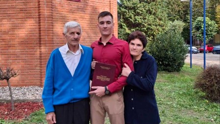 Ljubomir iz Bjeluše nekada bio đak pešak a danas jedan od najboljih studenata u Čačku - ponos je roditelja i celog sela 