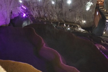 Poznata srpska planina krije i pravi biser: Grandiozni ulaz, bigrene kade i vodopad obeležja su ove pećine (VIDEO)