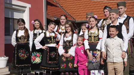 U selu Kusadak za dve godine rođeno čak 300 mališana i to država zna da ceni - meštani umesto prašine i blata dobili asfaltiranu glavnu ulicu 