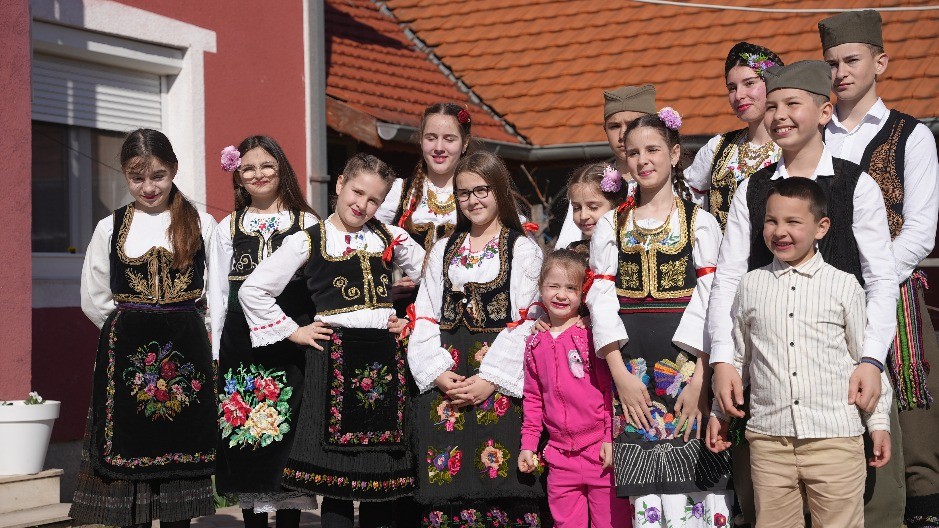 U selu Kusadak za dve godine rođeno čak 300 mališana i to država zna da ceni - meštani umesto prašine i blata dobili asfaltiranu glavnu ulicu 