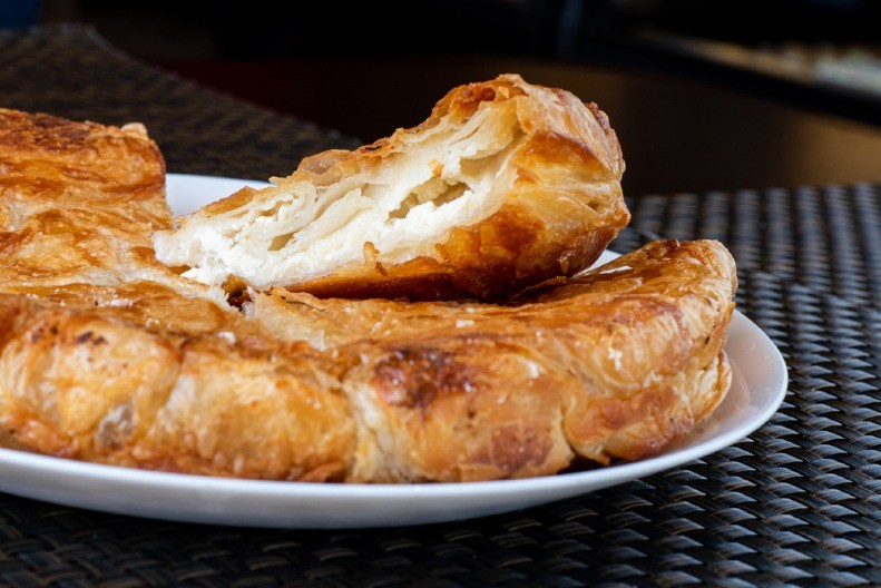 Gibanica kao iz bakine kuhinje: Sočna iznutra, a hrskava spolja – tajna je u jednom sastojku