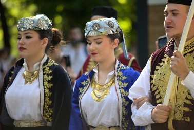 Kako su Srbi nekada dočekivali goste: Stari običaji gostoprimstva – od „dobrodošli“ do „sedni da te častim“