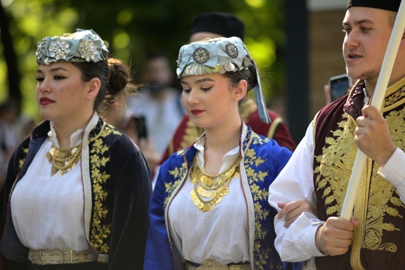 Kako su Srbi nekada dočekivali goste: Stari običaji gostoprimstva – od „dobrodošli“ do „sedni da te častim“