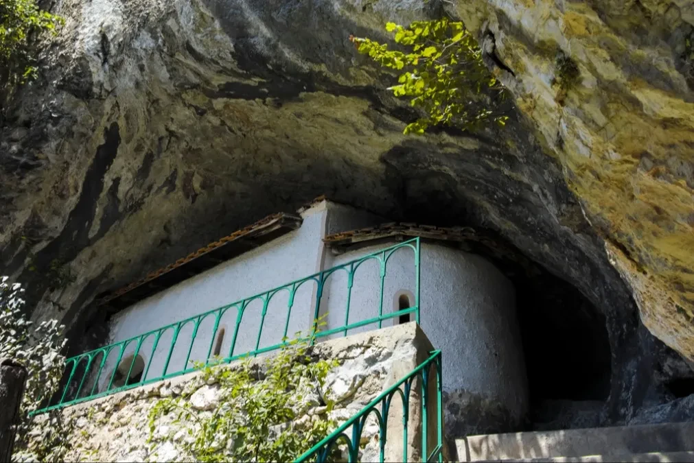 U tajnim prolazima skrivane su ikone od Turaka: Za ovaj manastir mnogi ne znaju, evo gde se nalazi (FOTO)