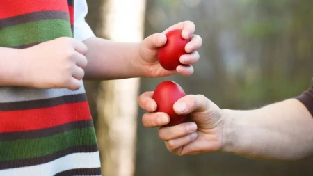 Ruskinje uvek imaju najlepša crvena jaja: Dodaju samo 1 stvar u šerpu i dobijaju boju koja sija poput rubina