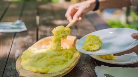 KAČAMAK NA NAČIN STARIH SRPSKIH MAJKI: Isplivao je recept koji do sada nije viđen, DODA SE OVAJ SASTOJAK