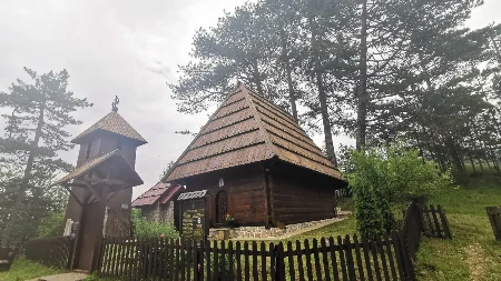 Nije Zlatibor samo betonirani centar - vidite ovu lepotu: Crkva brvnara u selu Jablanica odoleva vekovima - netaknuti biser sakriven u borovoj šumi