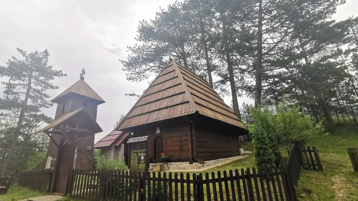 Nije Zlatibor samo betonirani centar - vidite ovu lepotu: Crkva brvnara u selu Jablanica odoleva vekovima - netaknuti biser sakriven u borovoj šumi
