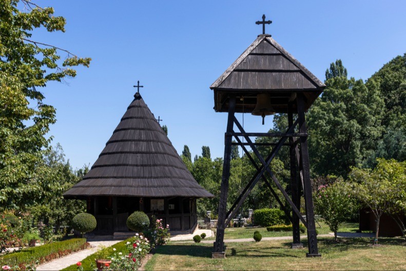 Po ugledu na ovu svetinju građene su ostale crkve brvnare širom Srbije: Manastir je podignut u znak pokajanja