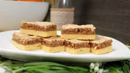 Starinski kolač kojem niko neće odoleti: Sočan i pun oraha, jedina mana mu je što se brzo pojede