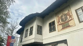 Ovako izgleda izvorni grb dinastije Obrenović: Nalazi se na zgradi muzeja u Čačku, sve više ljudi na njega obraća pažnju