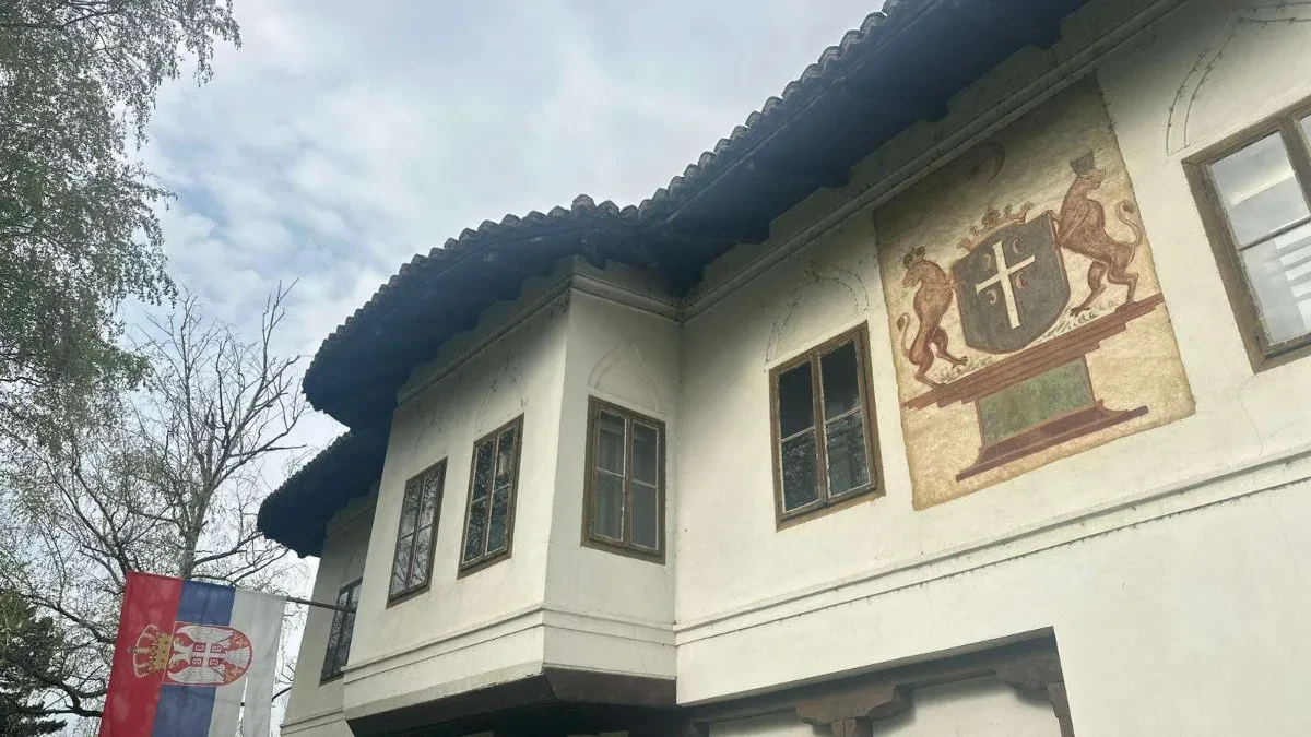 Ovako izgleda izvorni grb dinastije Obrenović: Nalazi se na zgradi muzeja u Čačku, sve više ljudi na njega obraća pažnju