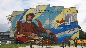 Dis se smeši sa skoro 400 kvadrata: Prelepa slika iz sela Zablaće kod Čačka - oslikan mural čuvenog pesnika na zidu škole