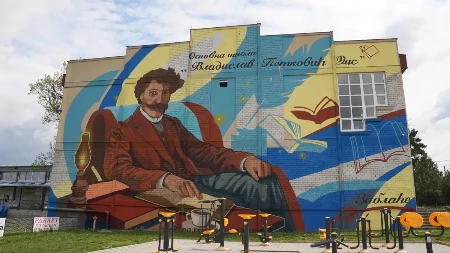 Dis se smeši sa skoro 400 kvadrata: Prelepa slika iz sela Zablaće kod Čačka - oslikan mural čuvenog pesnika na zidu škole