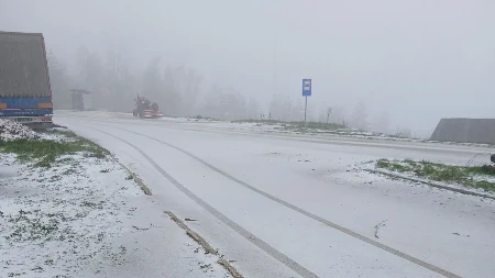 Sve obelelo kao da je januar, putari izašli na teren: Sneg pao u ivanjičkim selima, meštani u strahu zbog malina