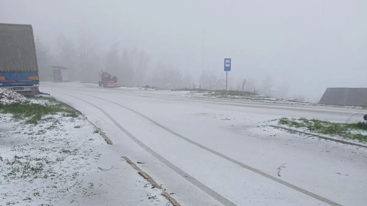 Sve obelelo kao da je januar, putari izašli na teren: Sneg pao u ivanjičkim selima, meštani u strahu zbog malina