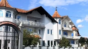 U najbogatijem vlaškom selu sve je dobro osim komšijskih odnosa: Ne idu na odmor, na moru nikad nisu bili, ali ako je komšija podigao sprat - oni moraju 2