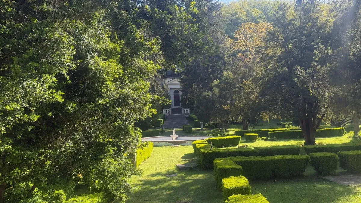 Srpski Versaj: Skriveni park kod manastira Beočin koji oduzima dah