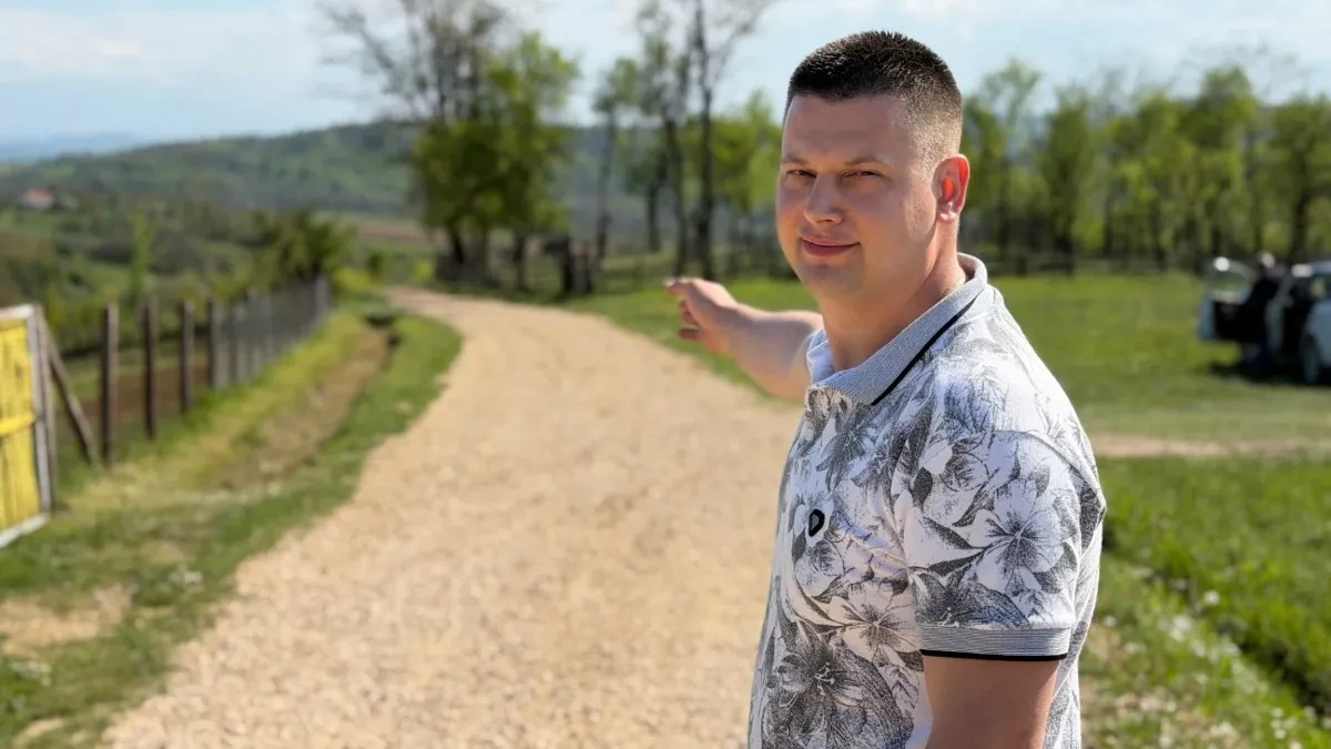 Mladi Dragačevci ostaju na dedovini i lepo žive: Đorđe poručuje - svi veliki problemi su nam rešeni, sada čekamo vrtić jer je dece sve više