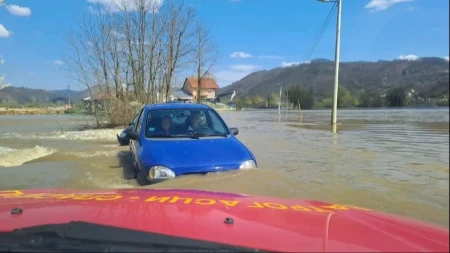 Ostali zarobljeni, izvlačili ih spasioci: Drama u selu kod Požege, vozilo se zaglavilo u vodi na putu usled poplava
