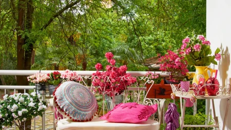 Imaćete najlepšu terasu u ulici: Dodajte samo 1 kap ovoga u saksiju i cveće ima da raste kao iz vode