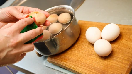 Kako da jaja ne pucaju tokom kuvanja? Ovi trikovi garantuju uspeh
