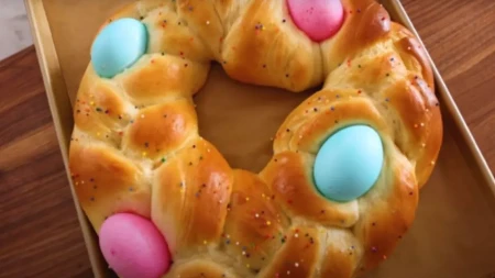 Uskršnja pogača koja sija kao dukat, a tajna je u premazu! Pekarski trik za savršen sjaj, zapišite recept