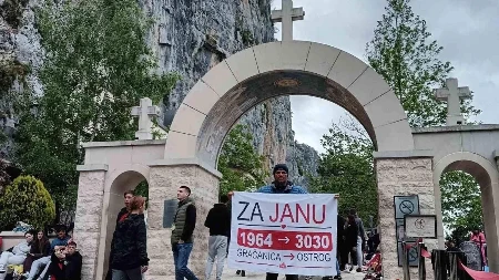 Kiša, umor i bolni koraci - ali kad znaš za koga hodaš nema odustajanja: Ivan nakon šest dana i 300 km stigao pod Ostrog, sve za malenu Janu