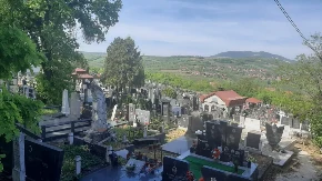 Običaj na pomenima koji vređa uspomenu na pokojnika