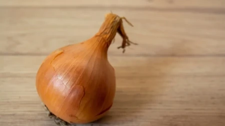 Sačuvajte svežinu luka ovim jednostavnim starim trikom, naše bake znale su kako da spreče truljenje