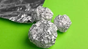 Komad aluminijumske folije stavite ispred kućnih vrata: Preko noći rešićete se velikog problema