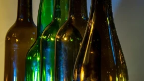 Zašto su neke pivske flaše zelene, a neke braon? Razlika je važnija nego što mislite