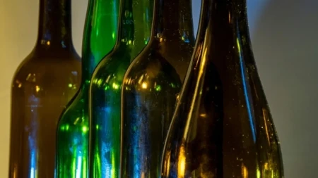 Zašto su neke pivske flaše zelene, a neke braon? Razlika je važnija nego što mislite