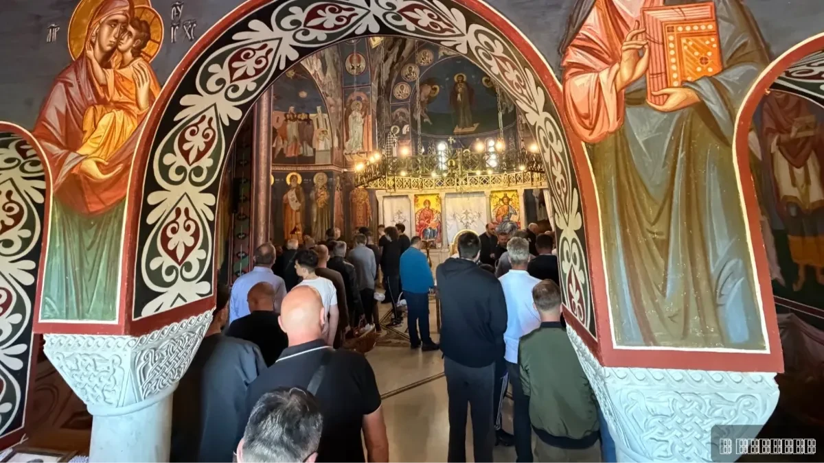 Za nas je Đurđevdan najvažniji dan u godini: Prelepa slika ispred crkve na Ljubić brdu, roditelji sa decom došli da preseku slavski kolač