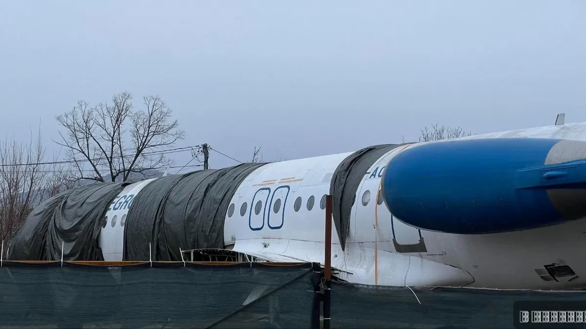 Neverovatan prizor: Nasred livade u Podgorici parkiran avion - kupio ga uspešni biznismen, u pitanju letelica sa bogatom istorijom