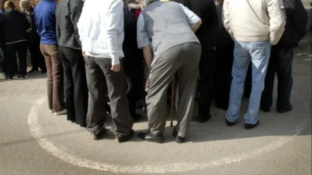U selo pored Požarevca ljudi hrle u nadi za isceljenjem i nepomično stoje dan i noć: Niko ne zna šta se tačno dešava tokom ovog neobičnog rituala - Najdanovi krugovi su fenomen za koji zvanična nauka nema objašnjenje
