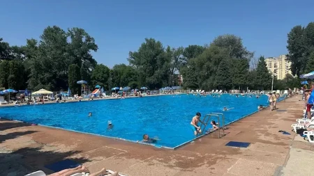 Leto u Čačak već je stiglo: Zvanično počela kupališna sezona na gradskim bazenima, već prvog dana sve je puno