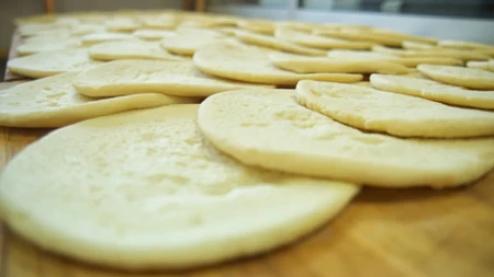 Testo bez kvasca koje se ne mesi, a naraste za 5 minuta: bakin trik sa jogurtom koji vam pravi najmekšu pogaču ikada