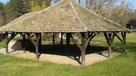 Devojački bunar i neobična crkva od drveta posvećena Ognjenoj Mariji! Izletište koje ima dušu, puno borova i hlada