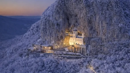 Evo čija noga ne sme da kroči na Ostrog: Postoje stroga pravila ponašanja na ovom svetom mestu, a jedno se nikako ne radi
