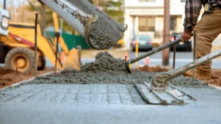 Da li zalivate beton leti? Evo zašto grešite i kako vam to zapravo greje dom