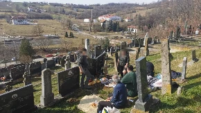 Ljudi na jugu Srbije stavljaju BARBIKU U KOVČEG sa pokojnikom: Najneobičniji ritual u našoj zemlji, evo kako pokušavaju da PREVARE SMRT