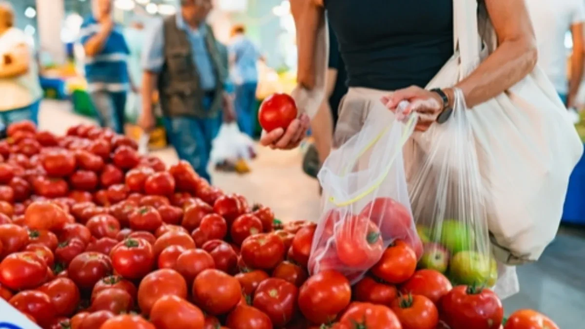 Svi bacamo pare na lažan paradajz: Starinski trik od 5 sekundi otkriva koji je pravi, a koji „plastika“