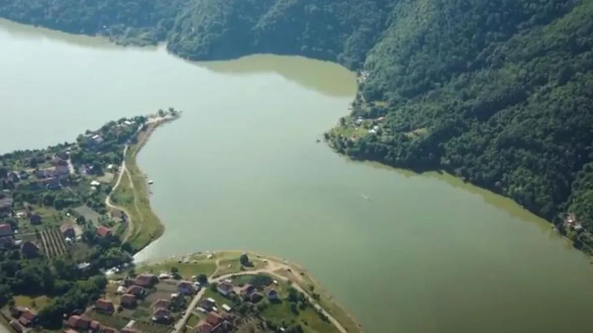 Veruje se da svake godine uzme po jedan život, pod vodom se i danas... Misterija jezera smrti na jugu Srbije ledi
