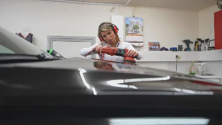 Lepa, pametna i vredna, a muškarci joj prvo ne veruju: Čačanka Mina radi neverovatan posao i od luksuznih automobila pravi savršenstvo 