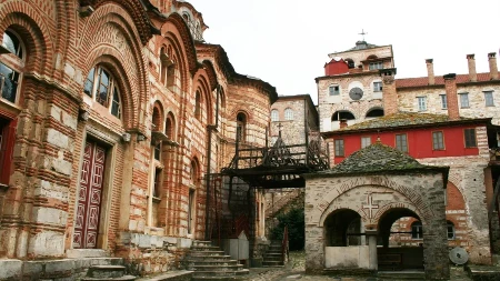 Srbi masovno, bez razmišljanja, SVEŠTENIKE OSLOVLJAVAJU SA "POP", a ne znaju da je to nešto NAJUVREDLJIVIJE u pravoslavnom svetu 