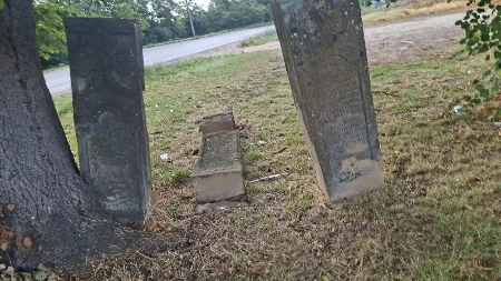 Tužna slika iz sela Lipnica kod Čačka: Još jedan spomenik krajputaš je pao - sa tim nestaje sećanje na naše pretke